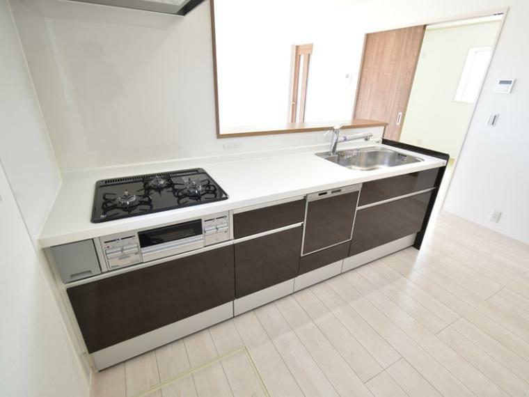 キッチン B号棟　デッドスペースだった蹴込み部分も収納スペースとして活用できます。調理器具やストック品、350mlの飲料缶などをすっきりしまえます。食洗機付きです。