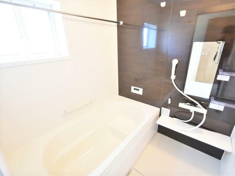 浴室 B号棟　高断熱浴槽ですので光熱費が節約できる高機能な浴槽です。高効率ガス給湯器「エコジョーズ」搭載！