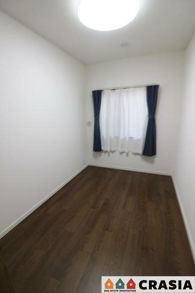子供部屋 約4.5帖の洋室です。自分好みの空間にコーディネートできるシンプルな室内です（2024年4月撮影）