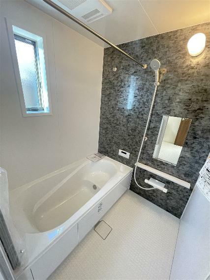 浴室 ゆったりと足を伸ばせるバスルームは小窓付きで換気も安心