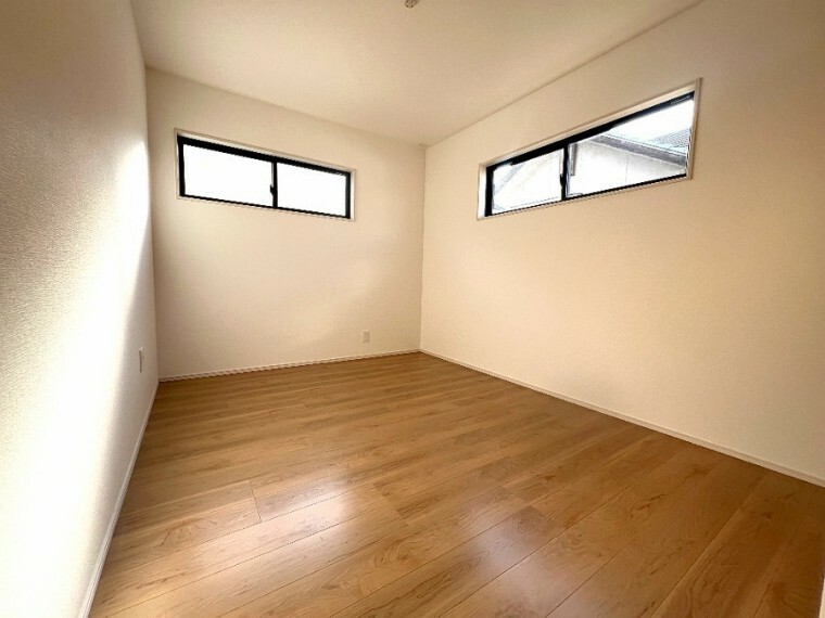 洋室 明るく心地の良い部屋はクローゼット収納ですっきり整頓！快適な空間づくりができます。
