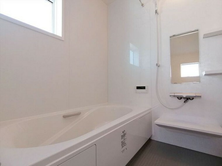 浴室 一日の疲れを癒すための心地よい浴室はゆとりあるサイズを採用。浴室乾燥機付き！汚れにくくお手入れしやすい浴室です。 ■立川市若葉町2　新築一戸建て■