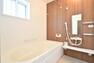 浴室 A号棟　ベンチタイプの浴槽は半身浴やお子様との入浴時もゆったりとくつろげます。浴室暖房乾燥機付きなので、冬場のヒートショック対策や雨の日の湿気対策としてもお使いいただけます。
