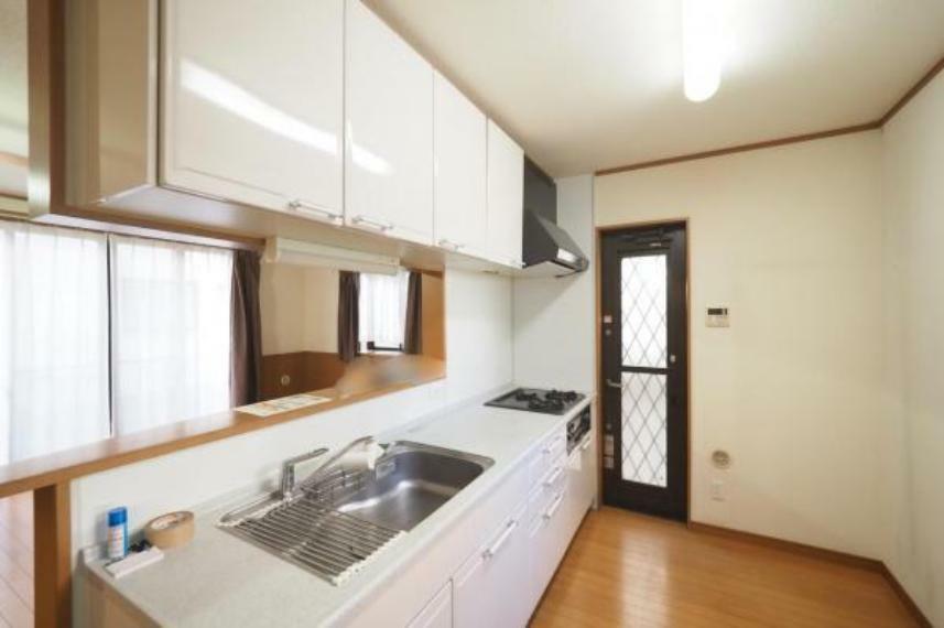 キッチン 冷蔵庫や食器棚を設置しても余裕のあるスペースが魅力的。余裕のあるキッチンスペースは、あなた好みの空間にアレンジ可能！