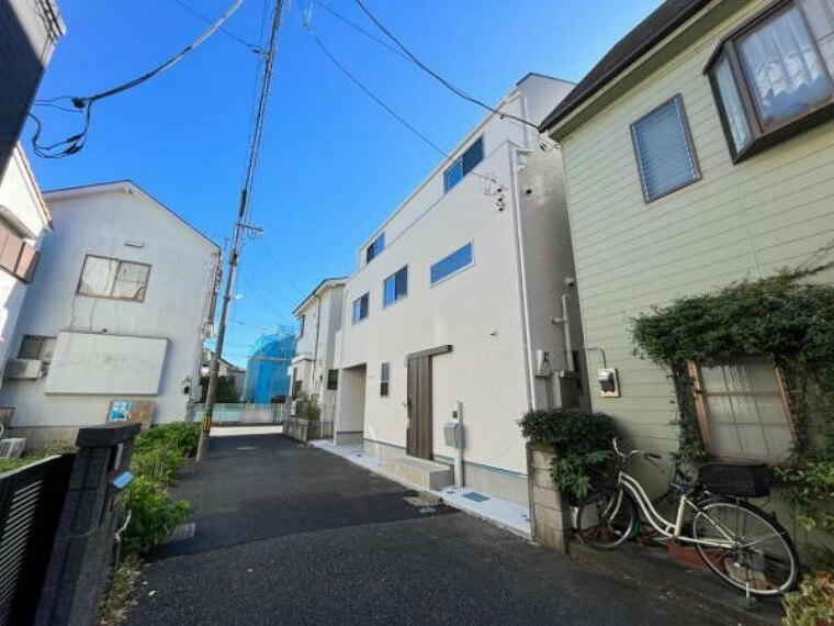 現況外観写真 JR京浜東北線「西川口」駅徒歩13分、インナーガレージ付き3階建て住宅です。