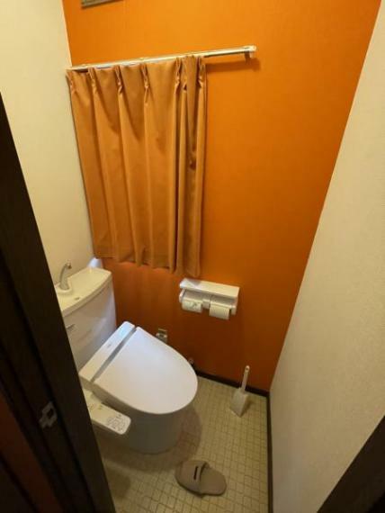 トイレ 【リフォーム中】2階トイレの写真です。便器は1階同様新品に交換いたします。