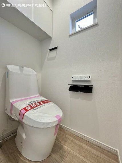 トイレ 上部棚標準装備で掃除道具もすっきり収納できます。ウォシュレット付きでトイレ環境を清潔に保ちます。