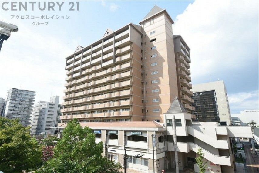 外観写真 【外観】 阪神「尼崎」駅から徒歩4分天空デッキで直通のマンション「尼崎イスティー」10階3LDK住戸のご紹介です。リフォーム物件となります。