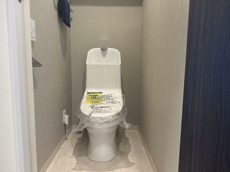トイレ こちらも新品のトイレになります！ グレー×ホワイト調でオシャレな仕上がりとなっております。