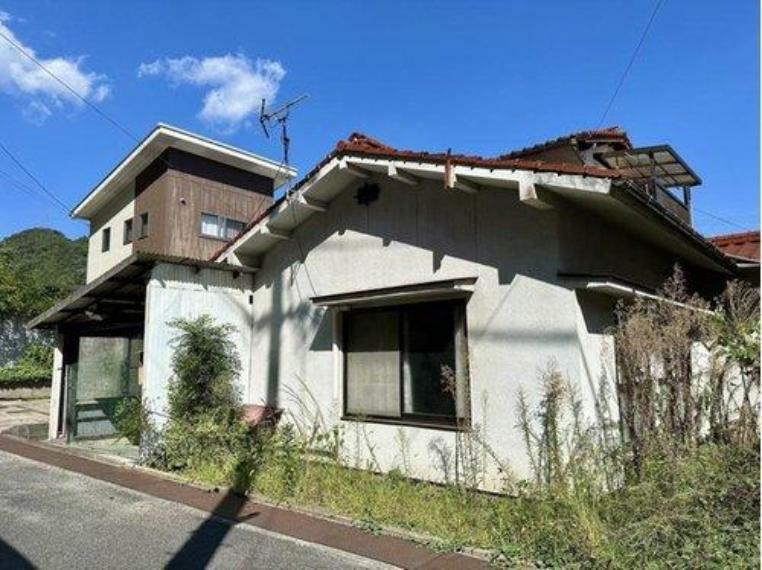 外観写真 三原市中之町にある中古住宅です。敷地面積は60.87坪。都市部から離れた自然豊かな立地にあります。