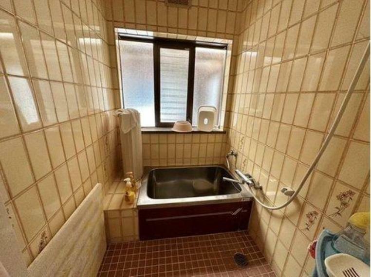 浴室 浴室には窓があるので、換気も出来て、湿気対策にもなります。