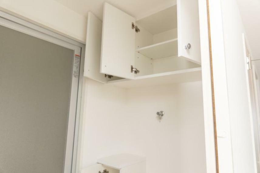 洗面所の洗濯機置き場の天井には、吊り戸棚が設置されています。普段使わないものや洗剤のストックなどを収納できます。高い場所にありますので重すぎない物の収納に向いています。収納スペースが多いと便利ですね。