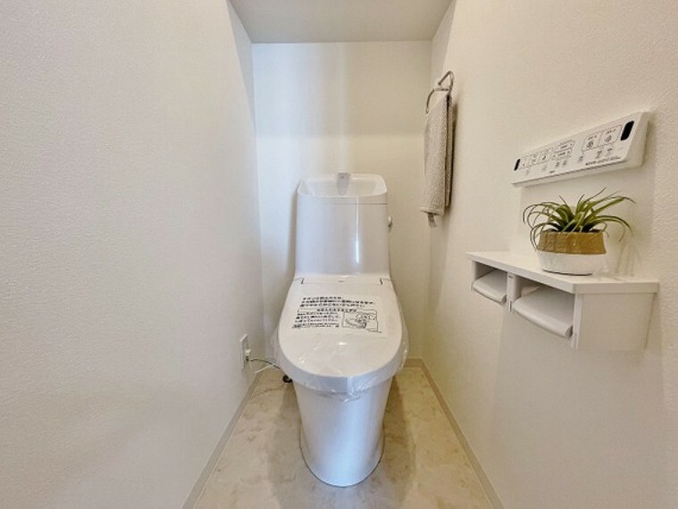トイレ 清潔感のあふれる奥行きのある空間。温水洗浄便座になっており、より快適な仕様になっております。