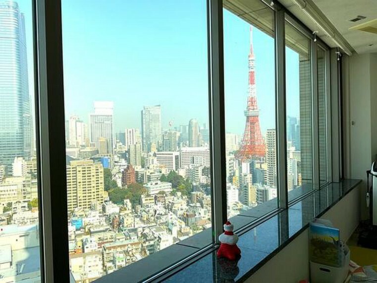 17.4帖のリビング＆高層階からの眺望です。東京タワー、六本木ヒルズ等都内の夜景を一望し、ゆったりと贅沢なお時間をご堪能頂けます。
