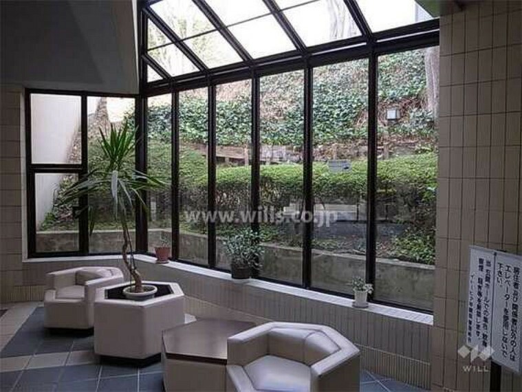 ラウンジ エントランスホールには中庭に面したガラス張りの談話スペースがあります。