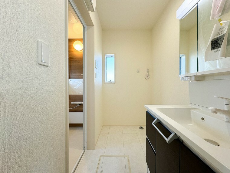 脱衣場 7号棟　脱衣所、洗面所は小さなプライベートスペース。歯磨き、洗顔と毎日施す個人空間。