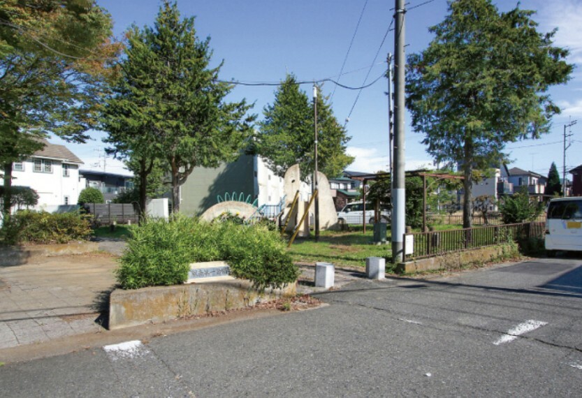 公園 現地から120m～170m。　駅南第一公園　ユニークな形の複合遊具や広い砂のグラウンドなどがあり、子ども達の遊び場として親しまれている公園です。