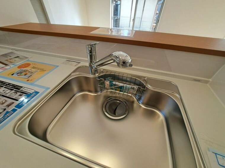 キッチン 一杯の水も楽しめる浄水器があるシステムキッチン。室内写真【2月24日撮影】