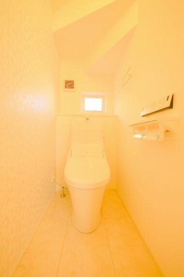 トイレ ■1階のトイレ、いつでも衛生的なシャワー付き