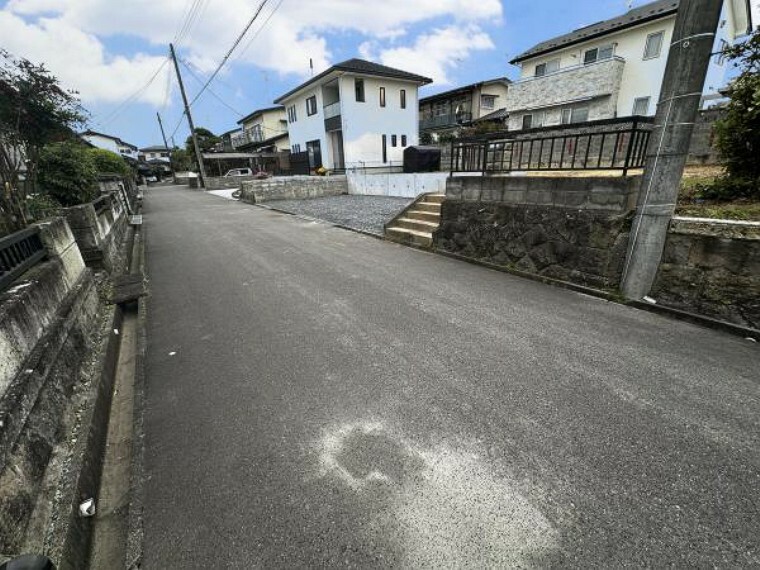 現況写真 接道　南側接道で日当たり風通し良好！ゆとりがあるので、車の出入りも楽々です。