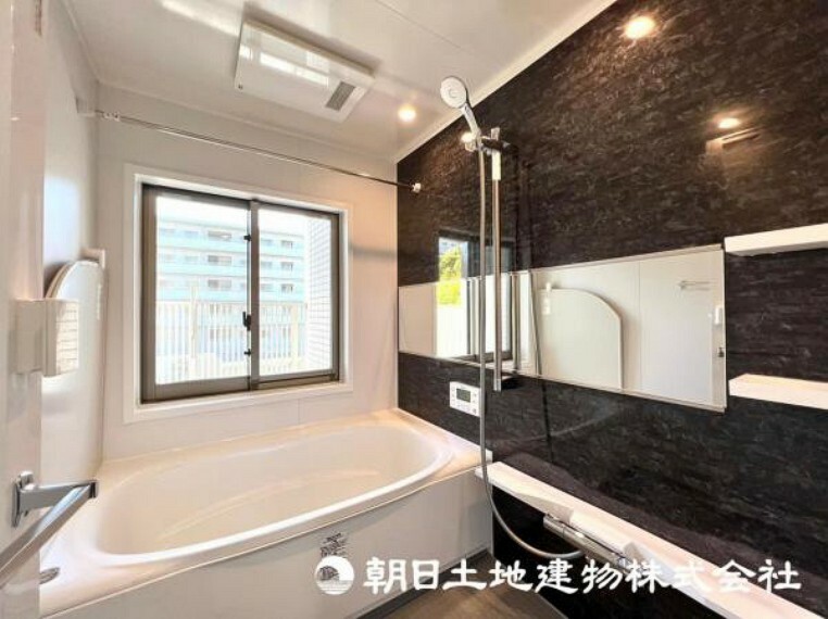 浴室 窓のあるバスルームは明るく気持ちの良い空間です!!　換気環境も良好。掃除もスムーズに出来ます。