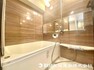 浴室 アクセントパネルを使用した落ち着いた雰囲気が魅力的なバスルーム！
