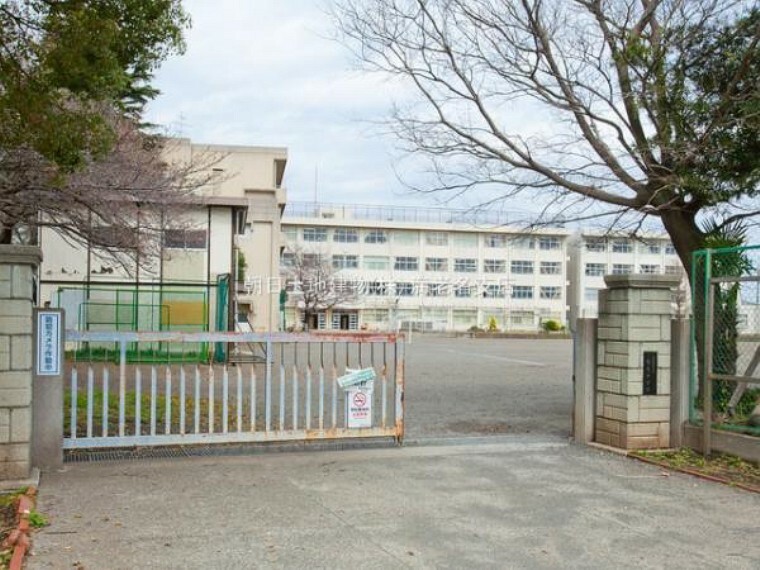 中学校 【海老名市立有馬中学校】　海老名市でも市街地からは少し離れた場所にあるので、生徒たちも静かな環境で勉強出来ています。