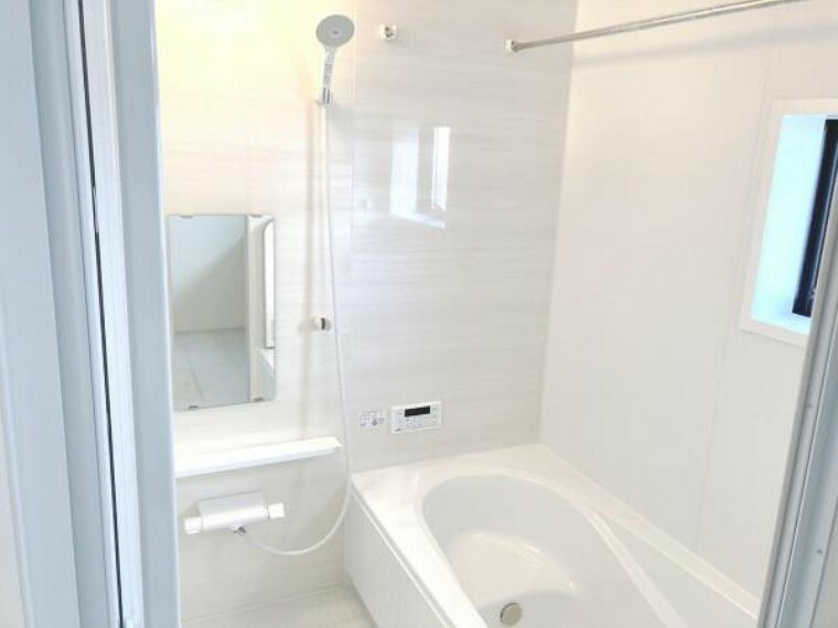 浴室 1日の疲れを癒すバスルームはゆったり広々。浴槽内はエコベンチなので節水しながら半身浴も楽しめます。