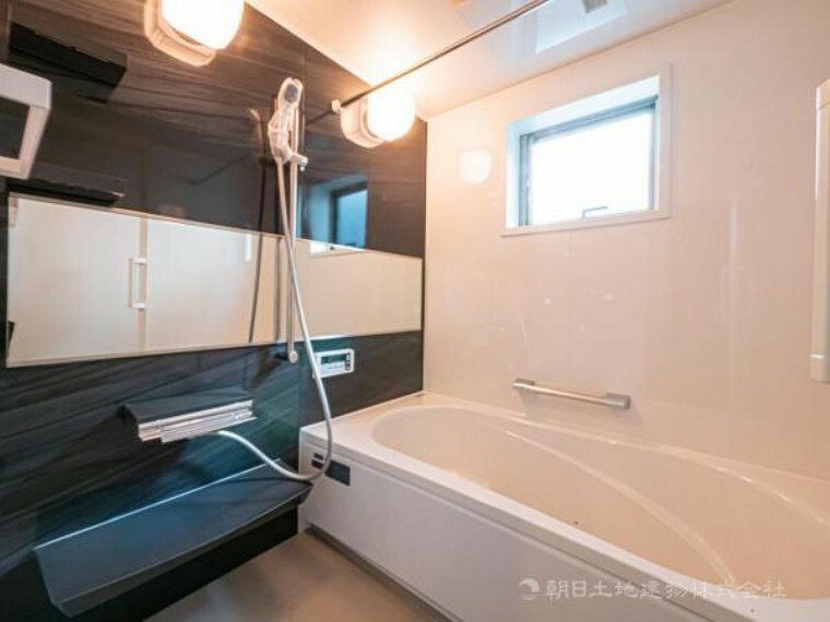 【浴室】窓のあるバスルームは明るく気持ちの良い空間です!!　換気環境も良好。掃除もスムーズに出来ます。