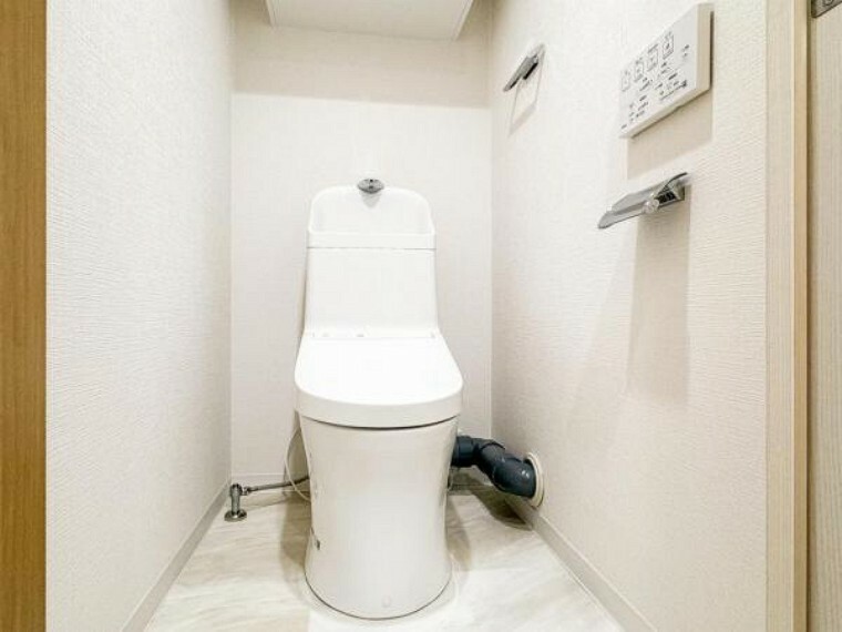 トイレ シンプルでシャープなフォルムは、そのデザイン性だけでなく汚れが拭きやすくお手入れ簡単です。