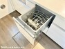 食洗器付きのシステムキッチンは家事を大きくサポートしてくれます。洗い物を入れる空間にもなるのでキッチン周りを常にスッキリ見せることも。