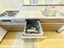 キッチン 食洗器付きのシステムキッチンは家事を大きくサポートしてくれます。洗い物を入れる空間にもなるのでキッチン周りを常にスッキリ見せることも。