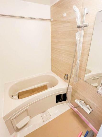 浴室 【リフォーム途中浴室】浴室はハウステック製の新品のユニットバスに交換します。広々とした浴槽で、1日の疲れをゆっくり癒すことができますよ。