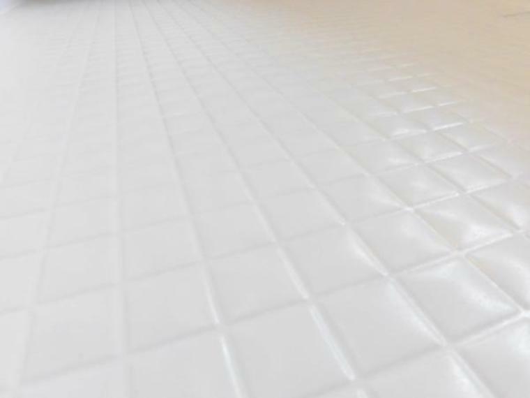 【リフォーム済　浴室床】新品交換したユニットバスの床は規則正しいパターンの加工がされていて滑りにくくなっています。また、水はけがよく乾きやすいので、翌朝にはカラッと乾きます