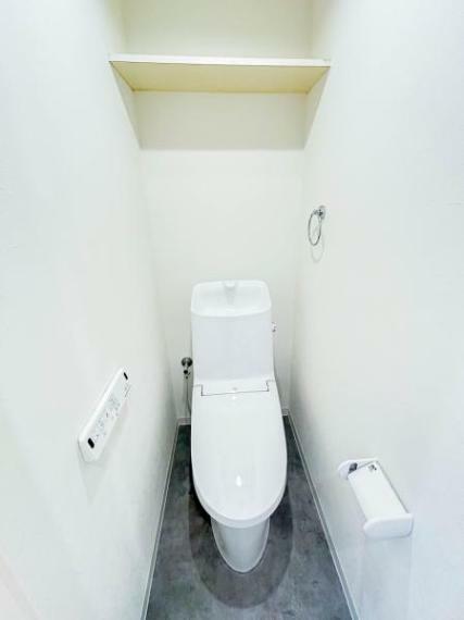 【リフォーム済　トイレ】トイレは温水洗浄機能付きのものに新品交換しました。キズや汚れが付きにくい加工が施してあるのでお手入れが簡単です。直接肌に触れるトイレは新品が嬉しいですよね。