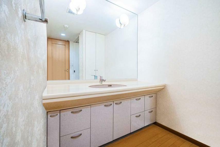 洗面化粧台 洗面ゆとりある洗面スペースで朝の身支度もスムーズに。※画像はCGにより家具等の削除、床・壁紙等を加工した空室イメージです。。