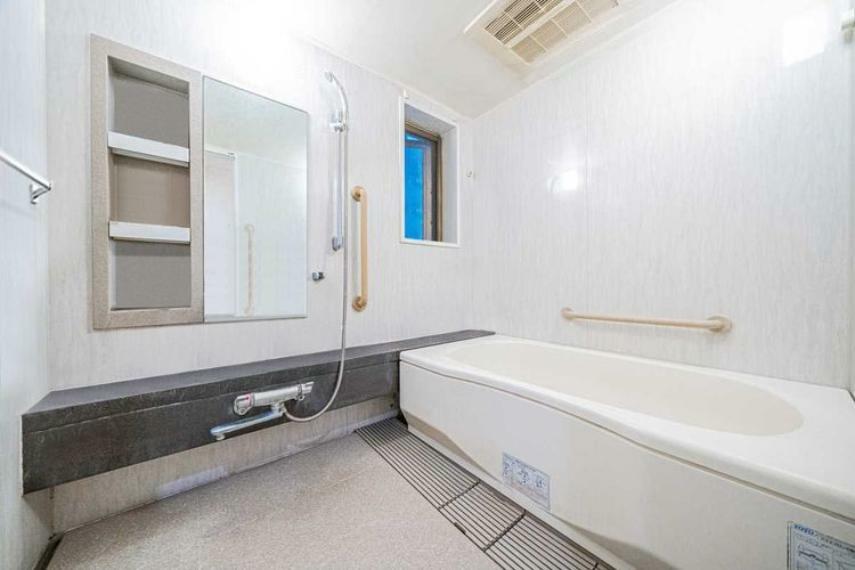 浴室 浴室は1620サイズ。白を基調とした清潔感のある浴室です。窓付き。※画像はCGにより家具等の削除、床・壁紙等を加工した空室イメージです。。
