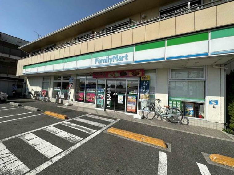 コンビニ ファミリーマート早宮四丁目店 徒歩2分。