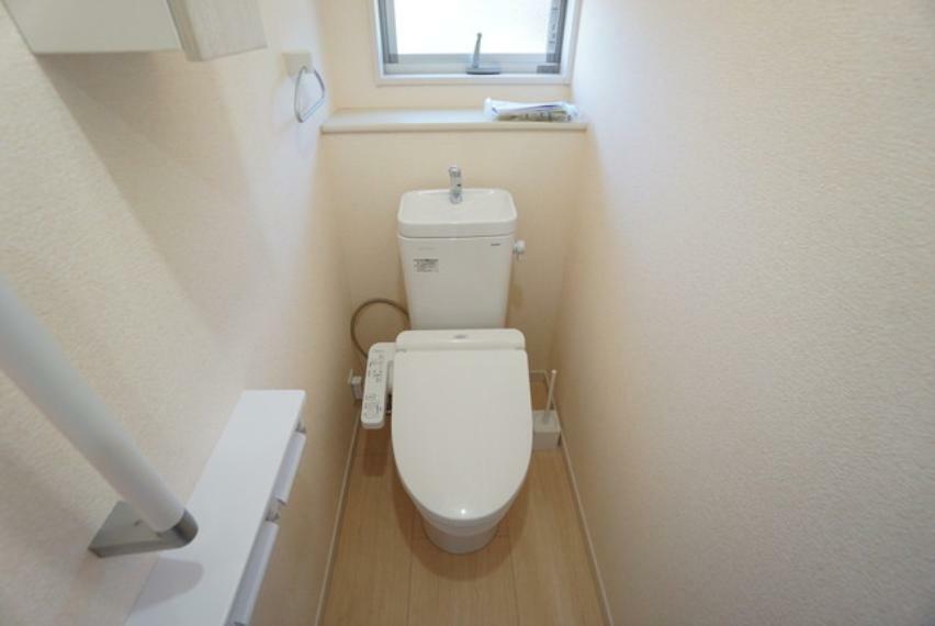 トイレ トイレは2か所設けられているので、来客時にも気兼ねなく使えますね。