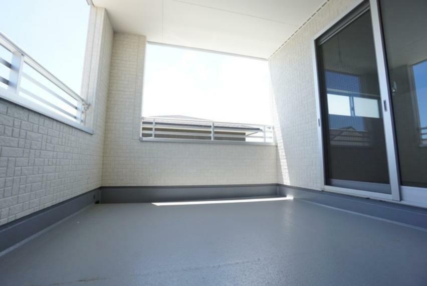 バルコニー 天気が良い日だと紫外線が気になるという方も、屋根があるので直射日光を避けることができます。