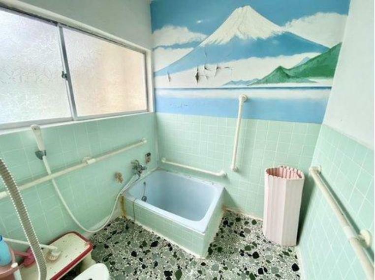 浴室 思わず歌いたくなるシャワー付きの浴室です。転倒防止に手すりが複数あります。