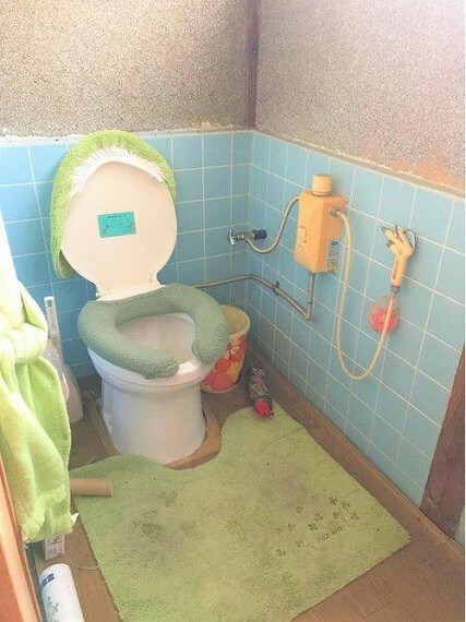 トイレ トイレ。タイルの壁でお掃除がらくらく出来ます リフォームのご相談もお待ちしております。