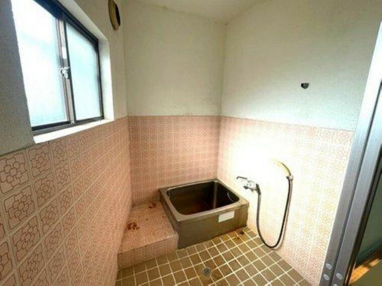 浴室 タイル張りの浴室です。高い位置に窓があり、湿気も逃しやすく、換気もバッチリです