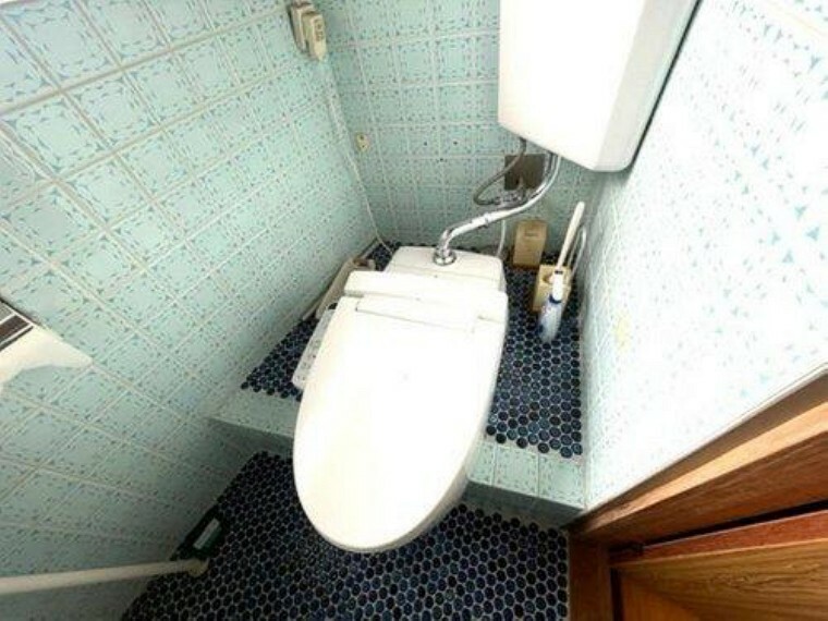 トイレ 温水洗浄暖房便座です。洋式としてお使いいただけるので、足腰への負担も少なく安心です