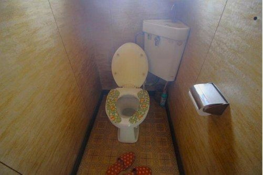 トイレ 洋式トイレ。タンクが別になっているハイタンクタイプです。リフォームのご提案させていただきます！
