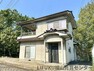 外観写真 奈良津町にある中古住宅。敷地面積86.6坪。閑静な住宅街の高台にあります。