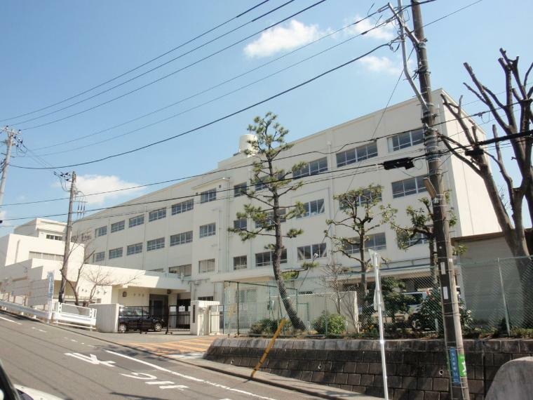 小学校 横浜市立もえぎ野小学校（●「心身共に健康な自分を作り、まわりと共に生きる力を持つ もえぎ野の子」を目標に掲げます。子どもたちは、前向きに学校生活に取り組み、思いやりのある子どもが多く、地域の方々に暖かく見守られています●）