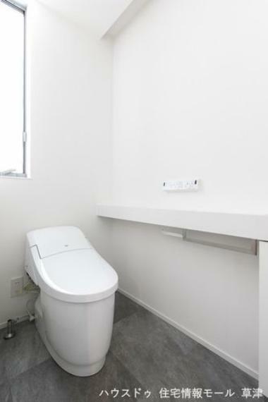 トイレ 節水タンクレストイレを採用し、清潔感だけではなく、機能面にもこだわりのある空間です。