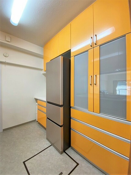 キッチン ■キッチン背面には、造付食器棚を設置