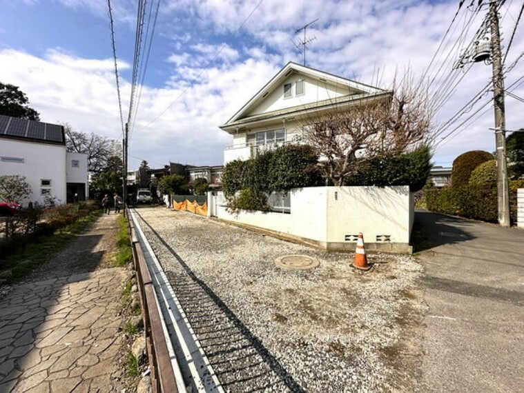 外観写真 本地横には隣地通路があり、角地の様な日当たり風通りがおすすめ